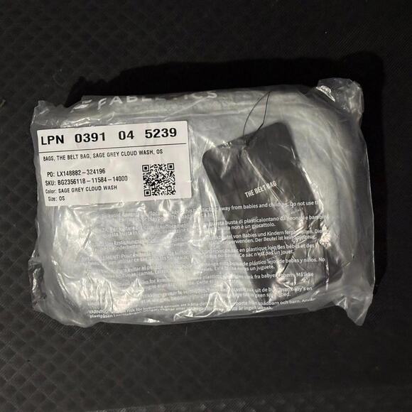 Fabletics The Belt Bag Sage Grey Cloud Wash Fanny Pack NWT - Picture 3 of 6